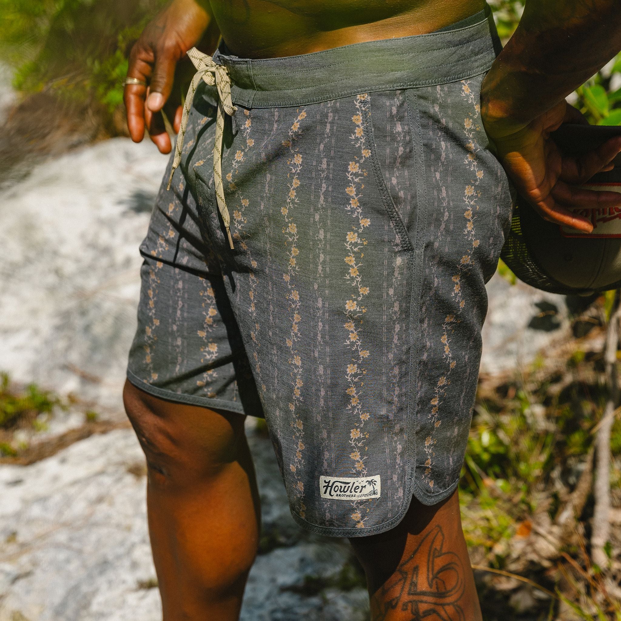 Howler Brothers Bruja Boardshorts Hibiscus Ribbons : Antique Black Image 08